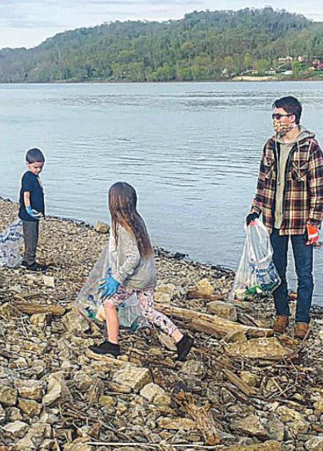 Gabe Wells, Duncan Uhlmansiek and Rhiannon Clark working together to collect trash on the riverfront. TIFFANY CLARK/THE RECORDER AND NEWS